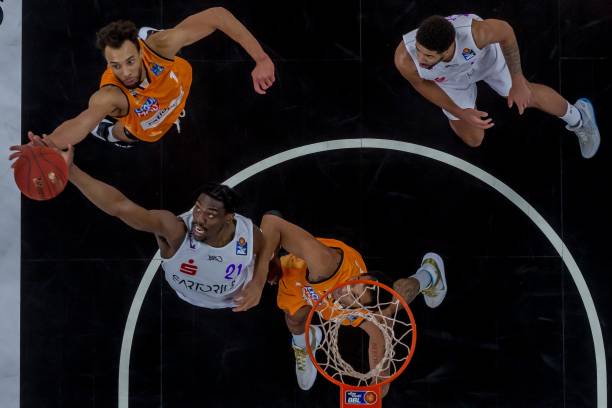 通过她与队 通过她与队